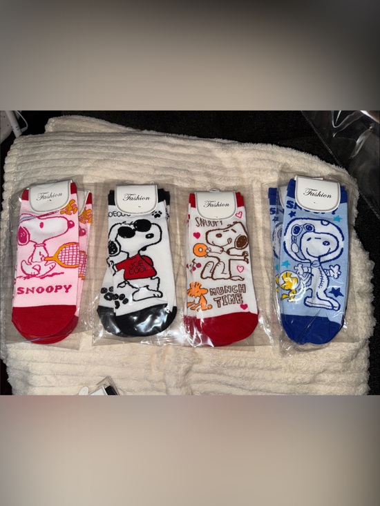Accessories - Snoopy NWT Graphic No-Show Socks - (4 Pairs) Size 4-10
